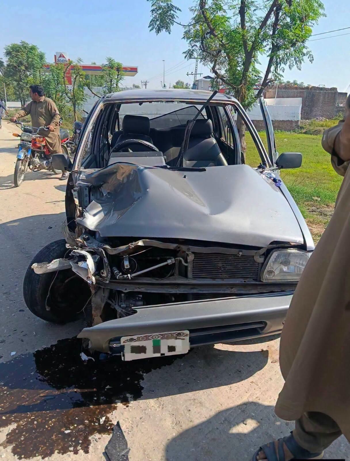 چونڈہ ظفروال روڈ ڈوگری ہریاں سٹاپ پر تیز رفتار موٹر سائیکل کا مہران کار سے خوفناک تصادم: دونوں گاڑیاں تباہ، معجزانہ بچاؤ